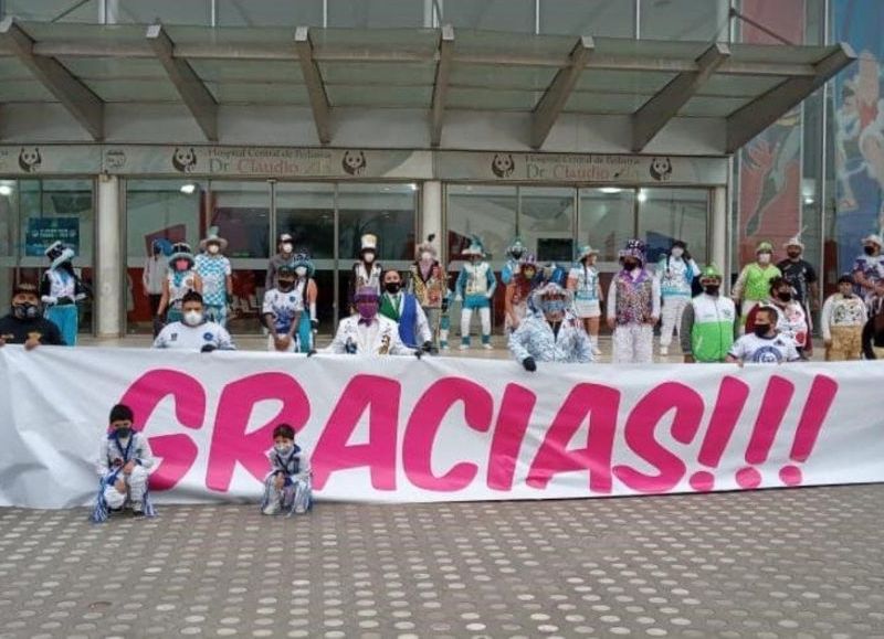 Los murgueros salieron a la calle a felicitar a los médicos y alegrar a los pacientes con Covid-19