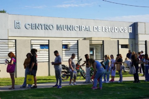 VIDEO | Más de 2.500 vecinos se inscribieron a los cursos 2026 del Centro Municipal de Estudios