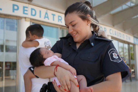 VIDEO | Una oficial le salvó la vida a una beba de 20 días que sufrió atragantamiento