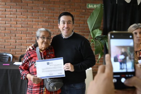 Nardini entregó escrituras definitivas a 33 familias