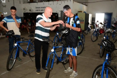 El Municipio fortalece el acceso a la escuela con bicicletas para estudiantes de educación especial