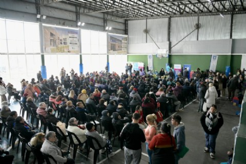 Provincia y municipio realizaron una masiva entrega del Pase Libre Multimodal