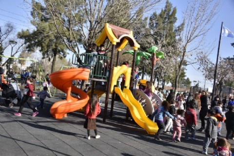 La Plaza Mailín se llena de juegos y agua para disfrutar el verano