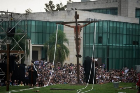 VIDEO | Emotivo Vía Crucis junto a comunidades parroquiales