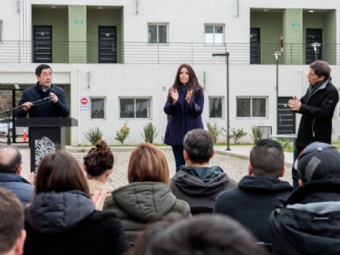 Nardini y Kicillof entregaron viviendas en Malvinas Argentinas