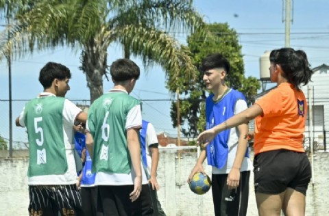 Las Olimpíadas Malvinenses vivieron una jornada de handball a puro trabajo en equipo en Grand Bourg