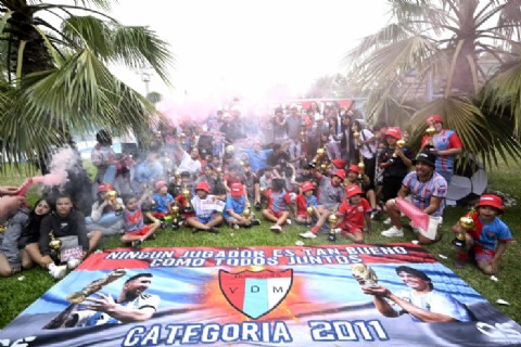 Fiesta del fútbol infantil en Villa de Mayo