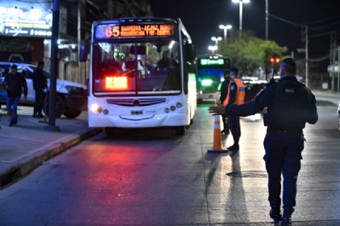 VIDEO | Fuertes operativos nocturnos de seguridad en líneas de colectivos en Malvinas Argentinas