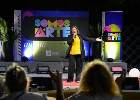 El municipio celebró la "Noche de Mujeres" con música en vivo y arte en el Paseo Ferial de Sourdeaux