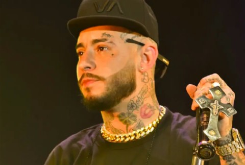 Vergonzoso: tiraron del escenario a Ulises Bueno y le robaron mientras cantaba