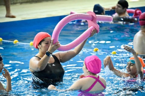 La Colonia de Verano ya vive sus primeras jornadas en el Polideportivo Adolfo Sourdeaux