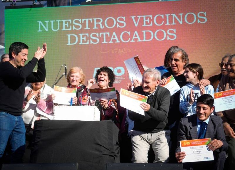 Malvinas Argentinas celebró sus 30 años con una gran fiesta popular en Sourdeaux