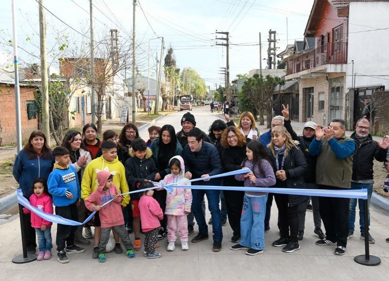 Nardini inauguró el pavimento de la calle Ricardo Rojas, en Grand Bourg