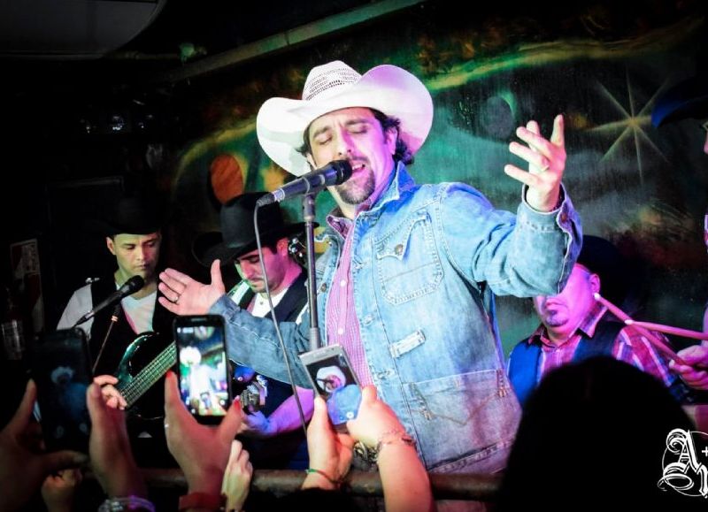 Todo listo para el festival Retro Tropical con Elio el Vaquero como figura central