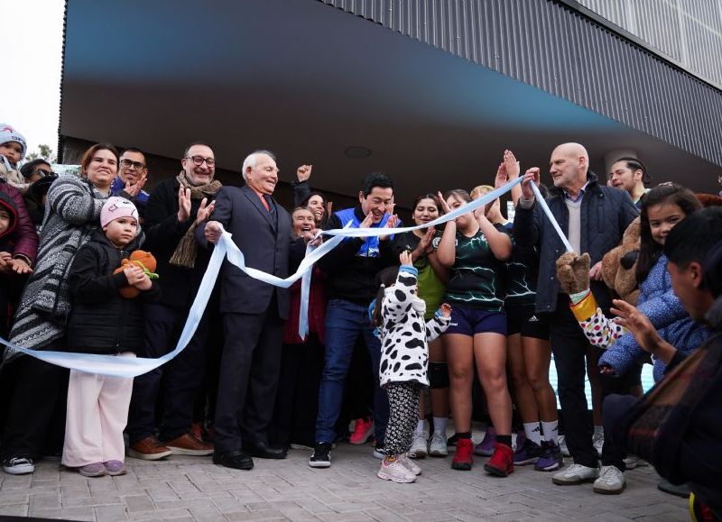 El intendente Leo Nardini inauguró el primer polideportivo de Ing. Adolfo Sourdeaux
