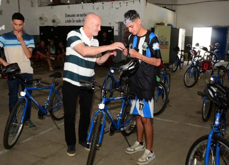 El Municipio fortalece el acceso a la escuela con bicicletas para estudiantes de educación especial