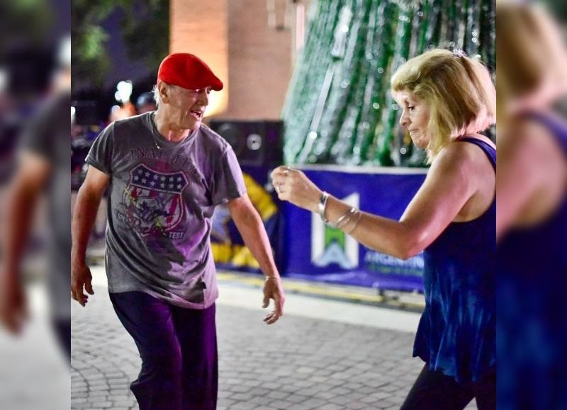 Gran encuentro musical: una noche de rock y baile en el corazón de la ciudad