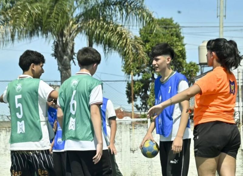 Las Olimpíadas Malvinenses vivieron una jornada de handball a puro trabajo en equipo en Grand Bourg