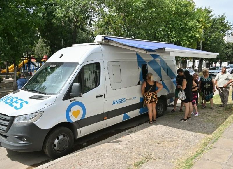 Operativo móvil en Plaza Itatí: trámites y servicios gratuitos para los vecinos